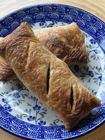 Twee saucijzenbroodjes op een bordje