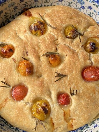 Focaccia met rozemarijn en kerstomaatjes