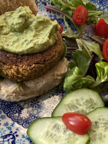 Broodje linzenburger met avocado-chilisaus en salade