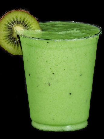 groene smoothie met spinazie en kiwi