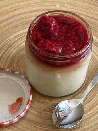 Griesmeelpudding met frambozenpuree