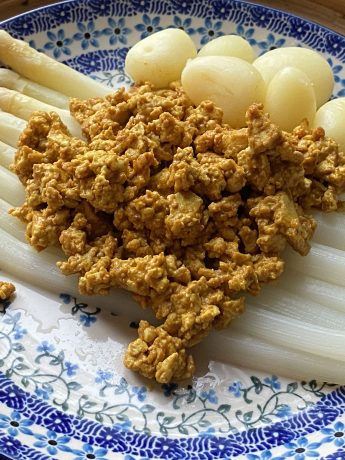 Asperges met krieltjes en scrambled tofu