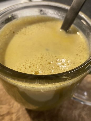 Een glas met golden milk