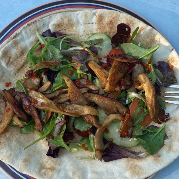 Platbrood met gebakken oesterzwammen en salade