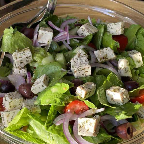 Griekse salade met homemade plantaardige fetaq