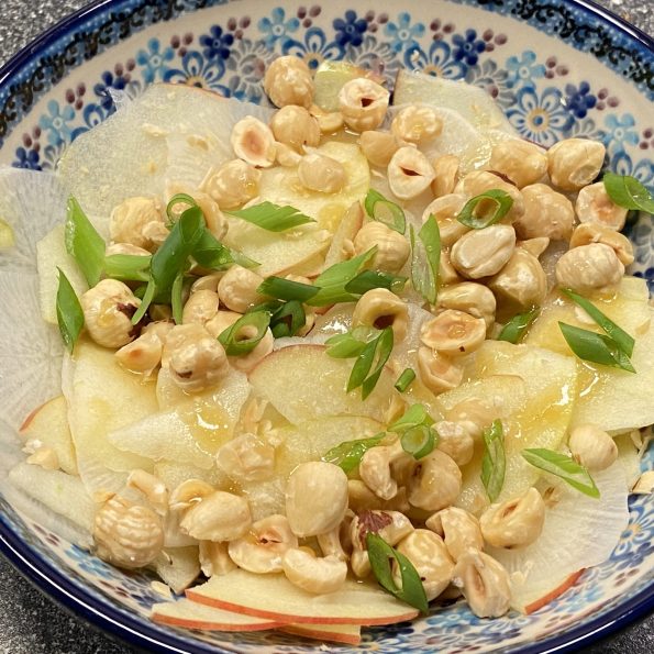 Salade met meiraap, appel en hazelnoten