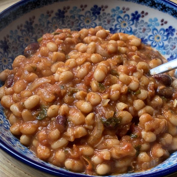 Bord met huisgemaakte witte bonen in tomatensaus