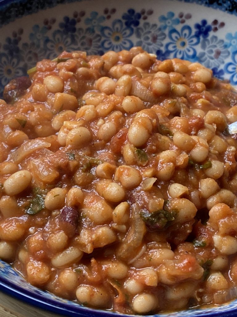 Bord met huisgemaakte witte bonen in tomatensaus