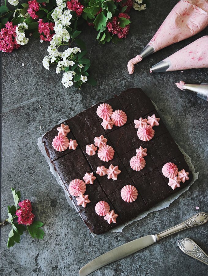 Saftiga brownies med hallonfrosting brownies