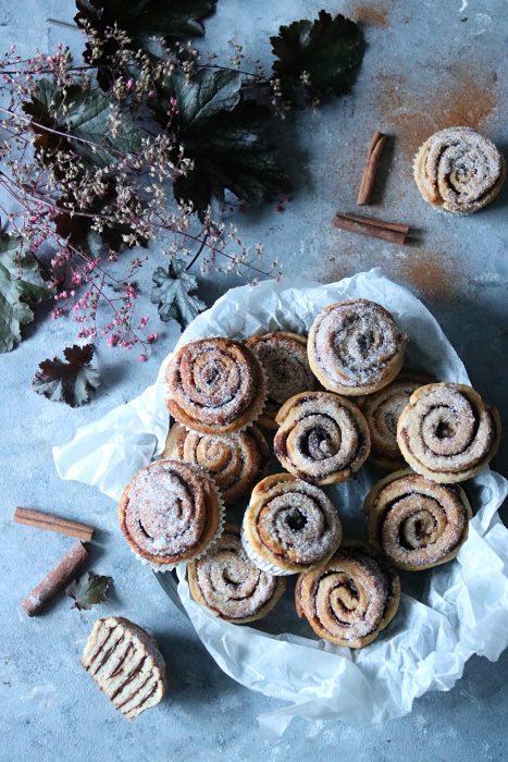 saftiga kanelbullar med krämig fyllning