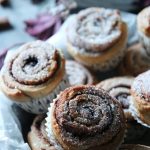 saftiga kanelbullar med krämig fyllning