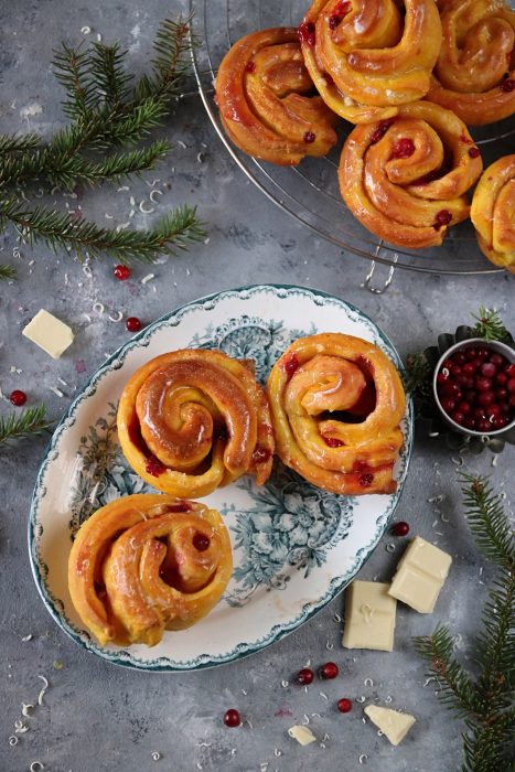 saffransbullar med vitchoklad och lingon
