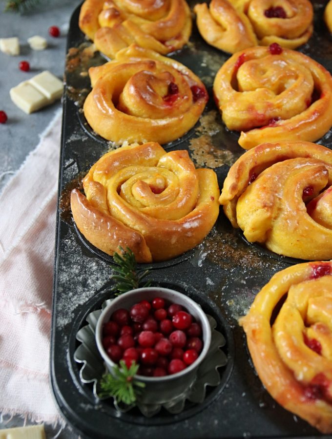 saffransbullar med vitchoklad och lingon saffransbullar med vitchoklad och lingon