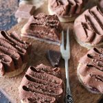 vaniljkaka med sylt och chokladkräm