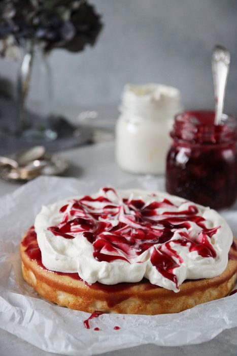 mjuk kaka med körsbärssås och grädde