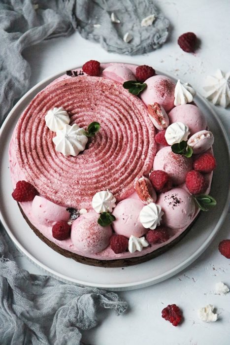 hallonmoussetårta med browniebotten