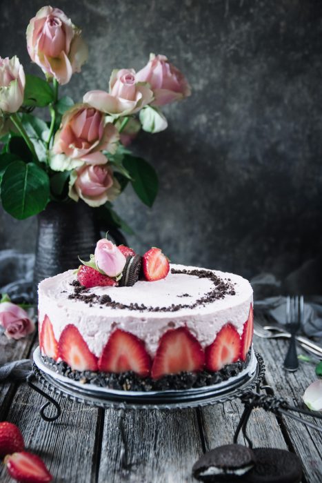 no-bake jordgubb och vit chokladcheesecake