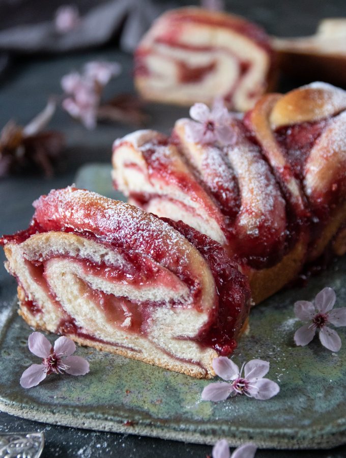 brioche med hallonsylt brioche med hallonsylt