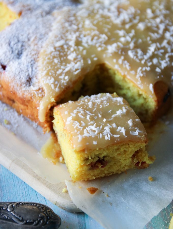 mjuk saffranskaka med lingon