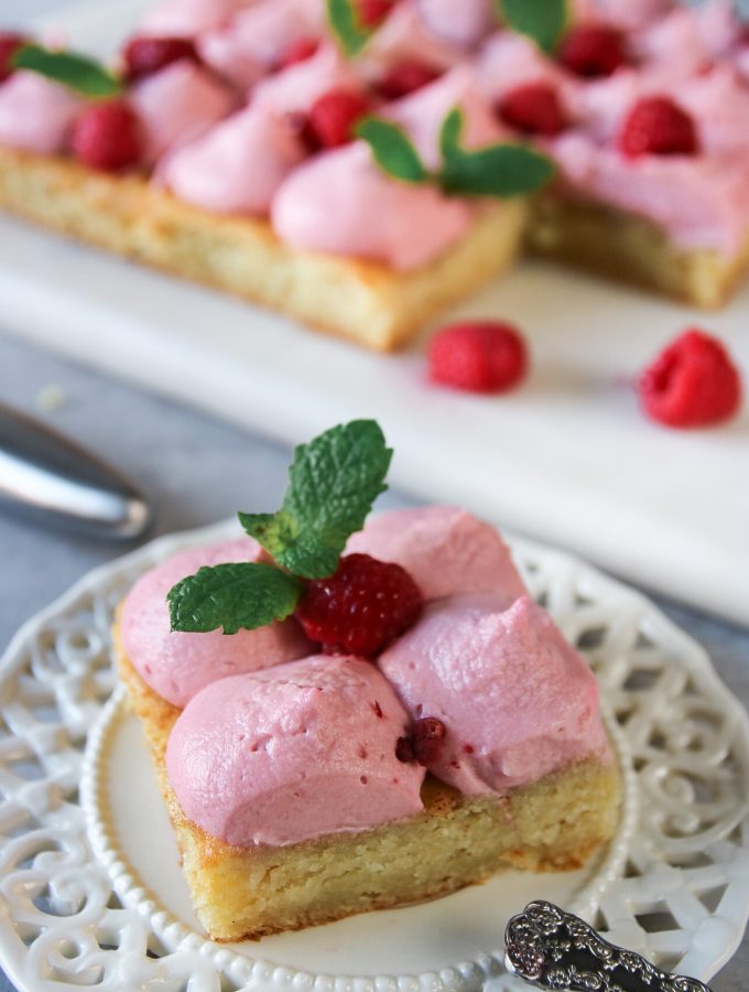 mjuk vaniljkaka med vispad hallonpannacotta