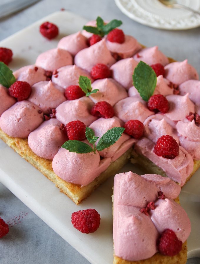 mjuk vaniljkaka med vispad hallonpannacotta