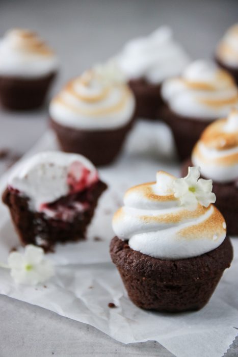 chokladgrottor med körsbärssås och maräng