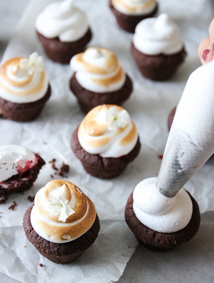 chokladgrottor med körsbärssås och maräng chokladgrottor med körsbärssås och maräng