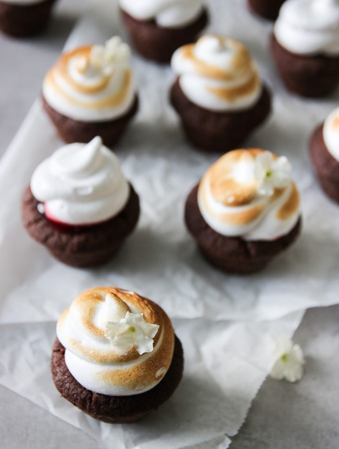 chokladgrottor med körsbärssås och maräng chokladgrottor med körsbärssås och maräng