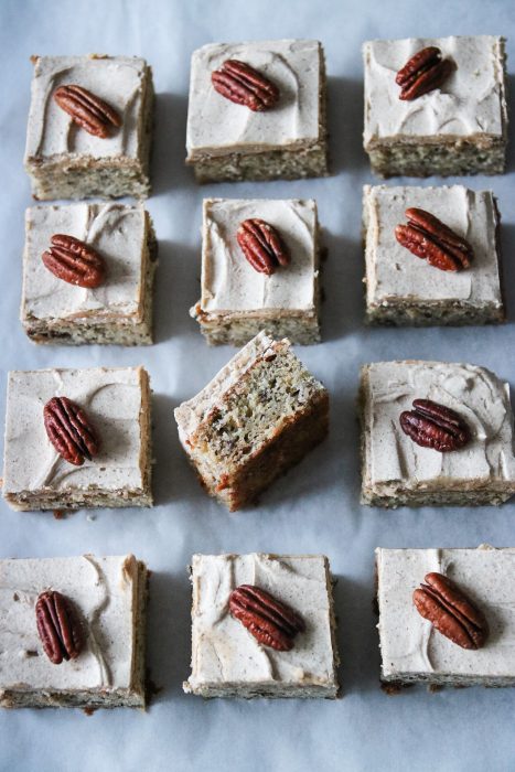 banankaka med brynt smörglasyr