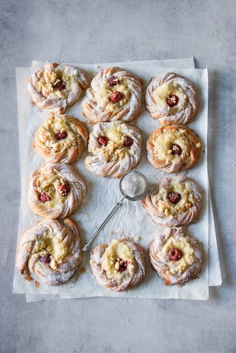 kardemummabullar med vanilj och hallonpaj med smul