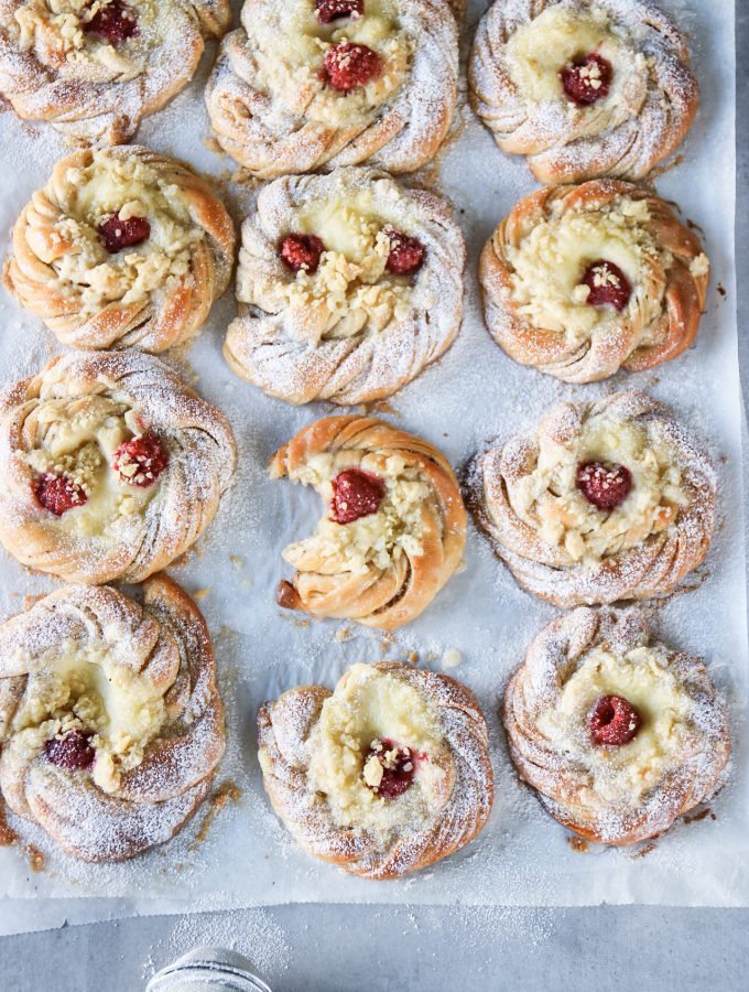 kardemummabullar med vanilj och hallonpaj med smul kardemummabullar med vanilj och hallonpaj med smul