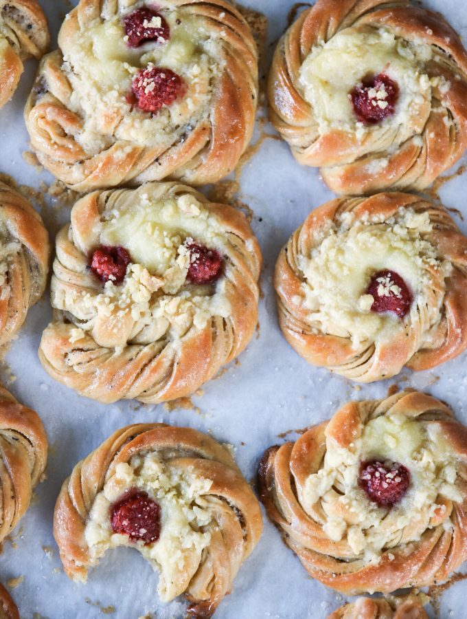 kardemummabullar med vanilj och hallonpaj med smul kardemummabullar med vanilj och hallonpaj med smul