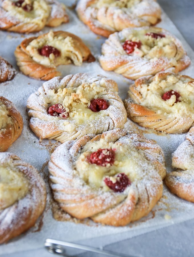 kardemummabullar med vanilj och hallonpaj med smul kardemummabullar med vanilj och hallonpaj med smul