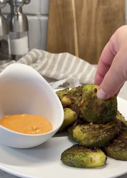 ugnsrostad brysselkål med het srirachadipp
