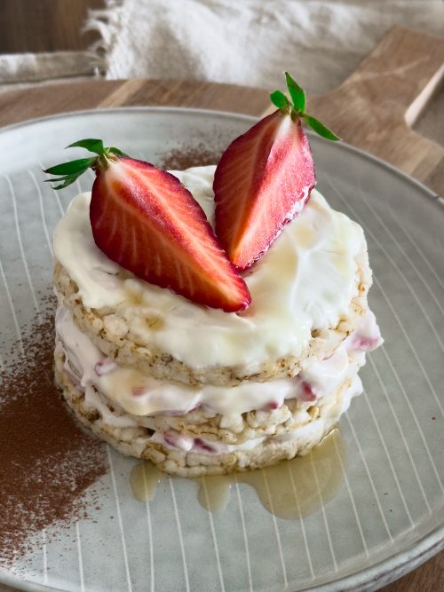 frukost med riskakor och jordgubbscheesecake