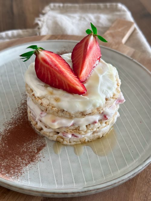 frukost med riskakor och jordgubbscheesecake