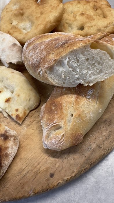 fyra olika bröd av samma deg