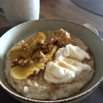 bakad gröt med karamelliserad banan och nötter