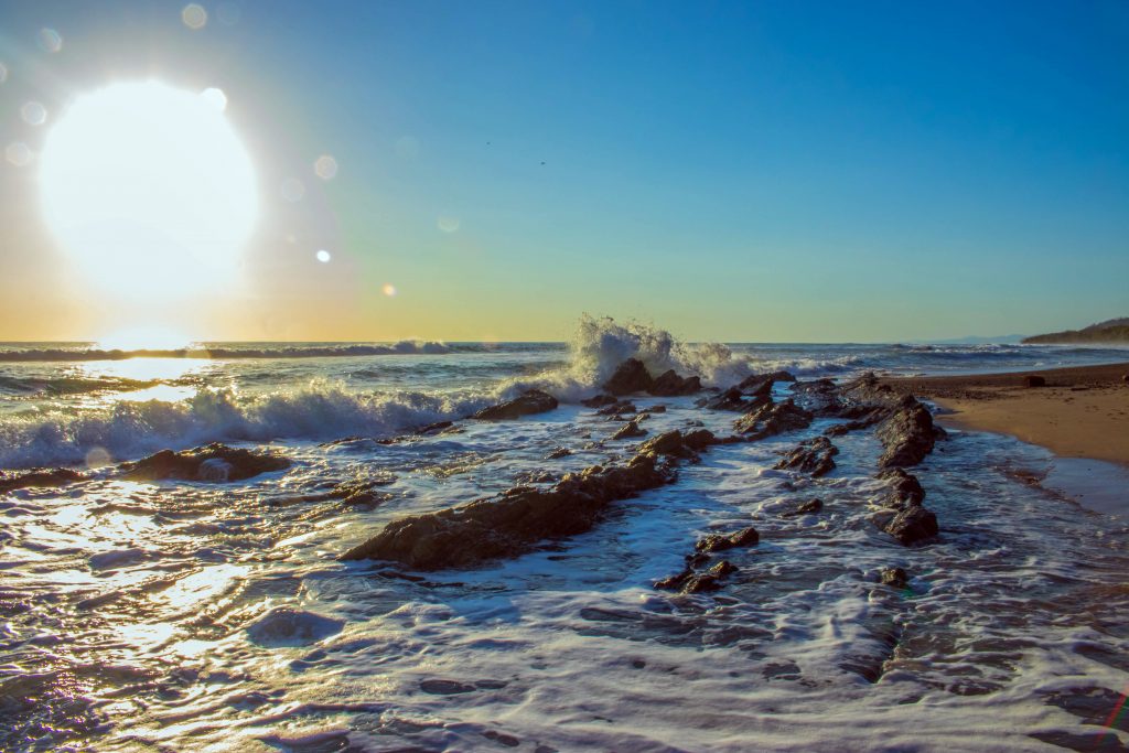 Wasser reflektiert Sonnenlicht