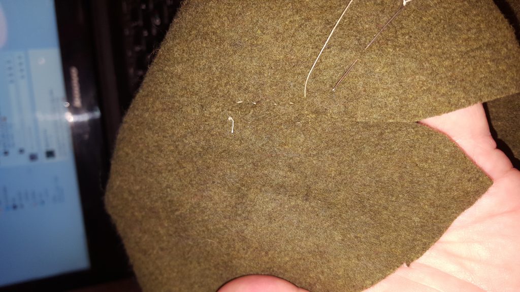 Making a bycocket / Att göra en Robin Hood-hatt – Simply Medieval