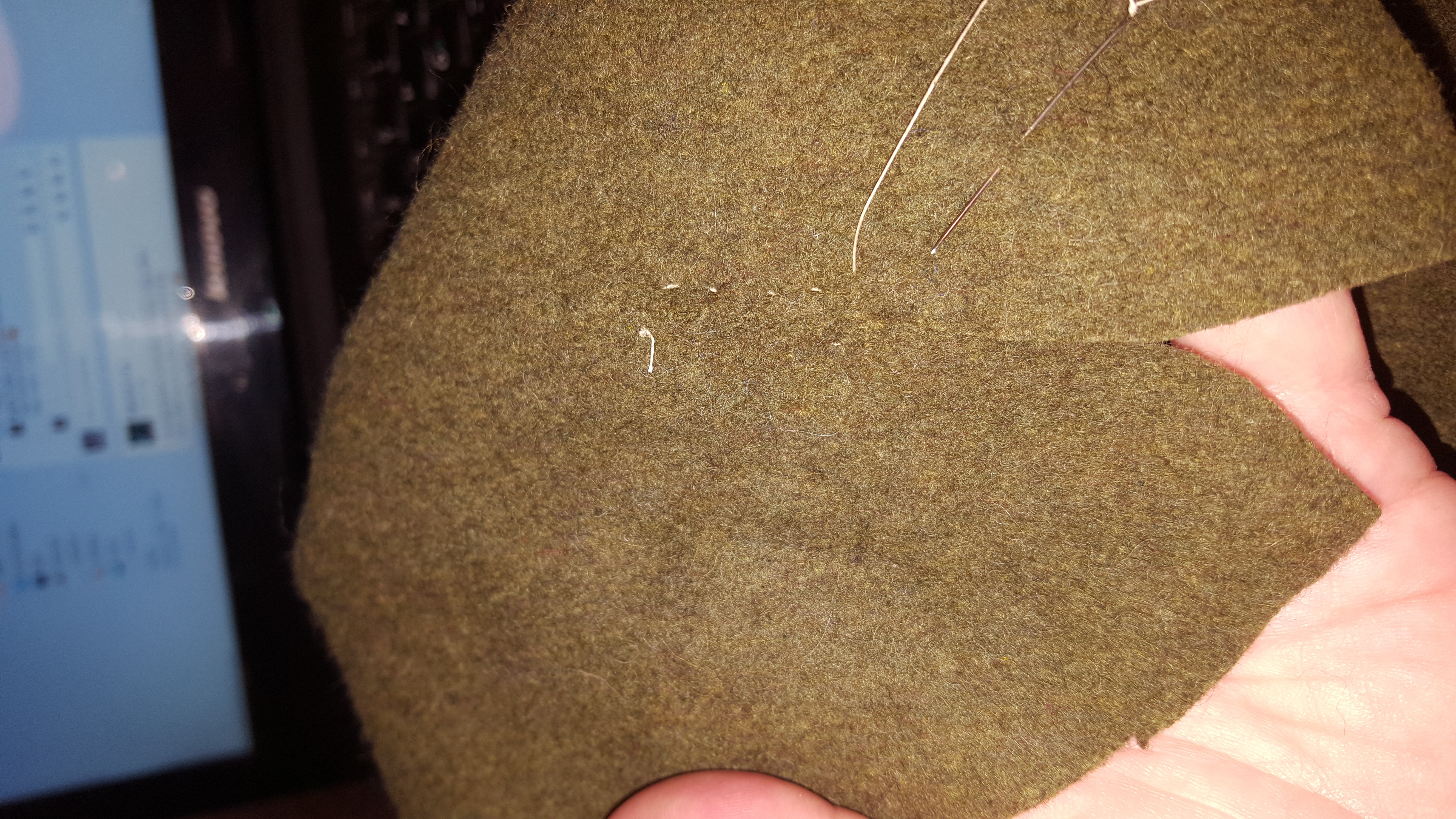 Making a bycocket / Att göra en Robin Hood-hatt – Simply Medieval