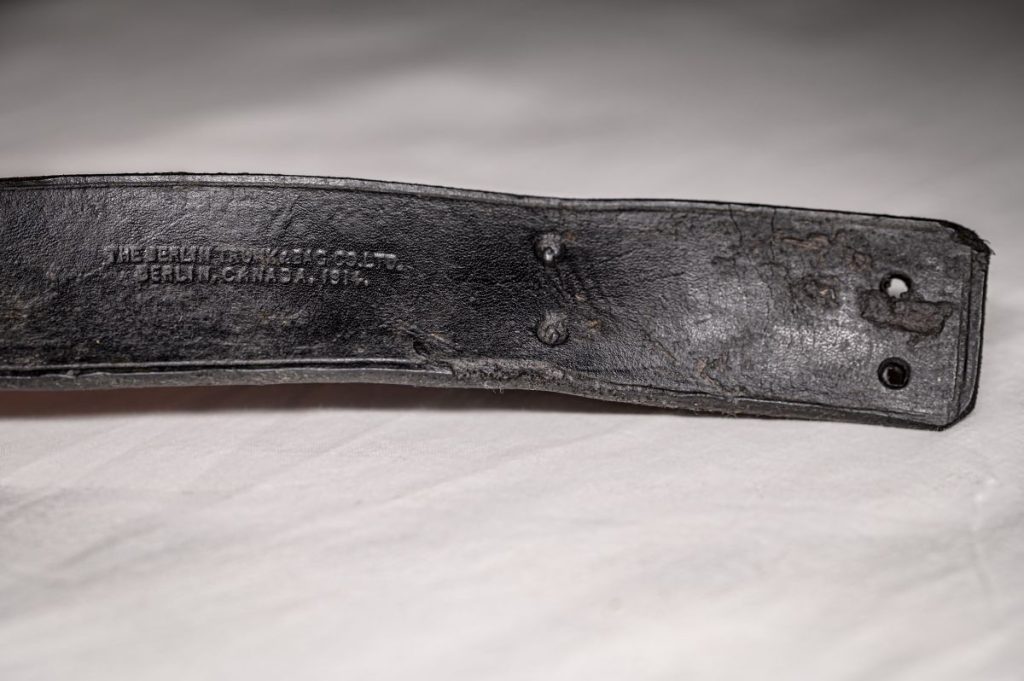Voorwerpen met een verhaal - Geweerriem van het Canadese Rossrifle met inscriptie “The Berlin Trunk&Bag Co Ltd Berlin.Canada.1914” uit de Eerste Wereldoorlog gevonden in verwoeste kelder klooster en weeshuis Sint-Juliaan Langemark