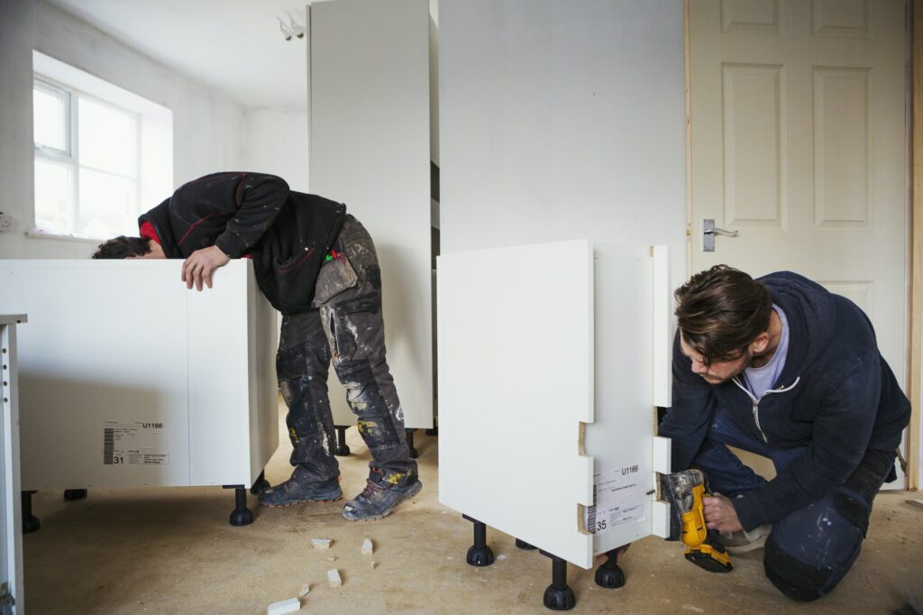 Two builders, building wByggefirma Sjælland - Dit lokale byggefirma Københavnhite kitchen units.