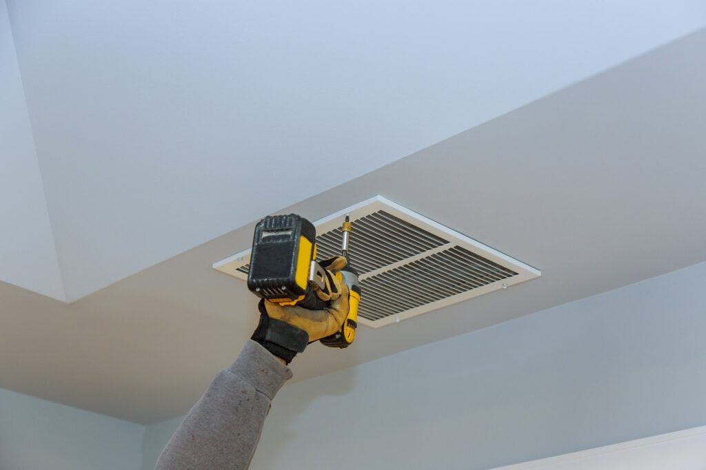 Montering af ventilator i loft & væg pris og info - Få boret et hul i væg eller i loftet og monteret en ventilator af vores autoriseret elinstallatør