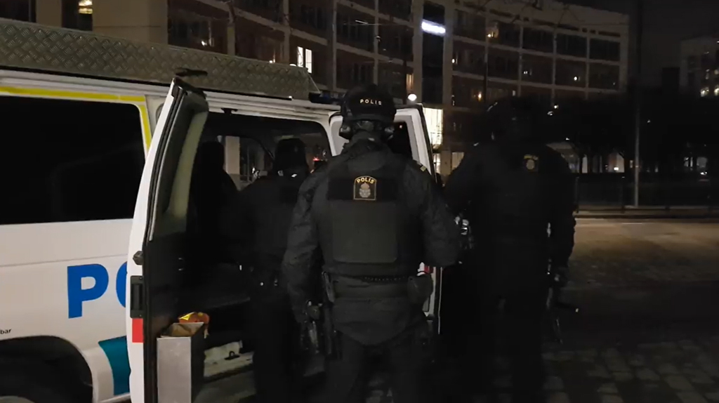 Tungt beväpnad polis på plats i Hammarby Sjöstad