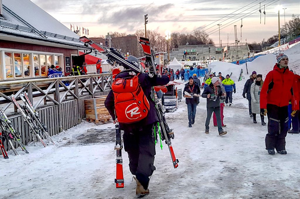 Folk i Hammarbybacken, skidåkning