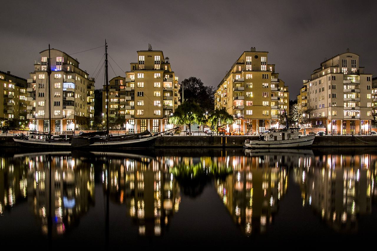 Hammarbykanal ligger spegelblank