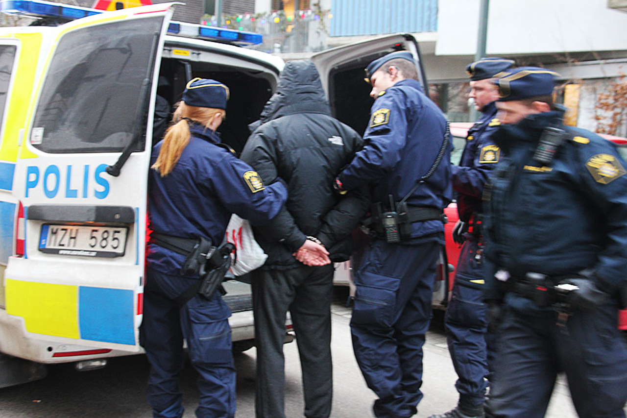 Person grips av Polis i Hammarby Sjöstad