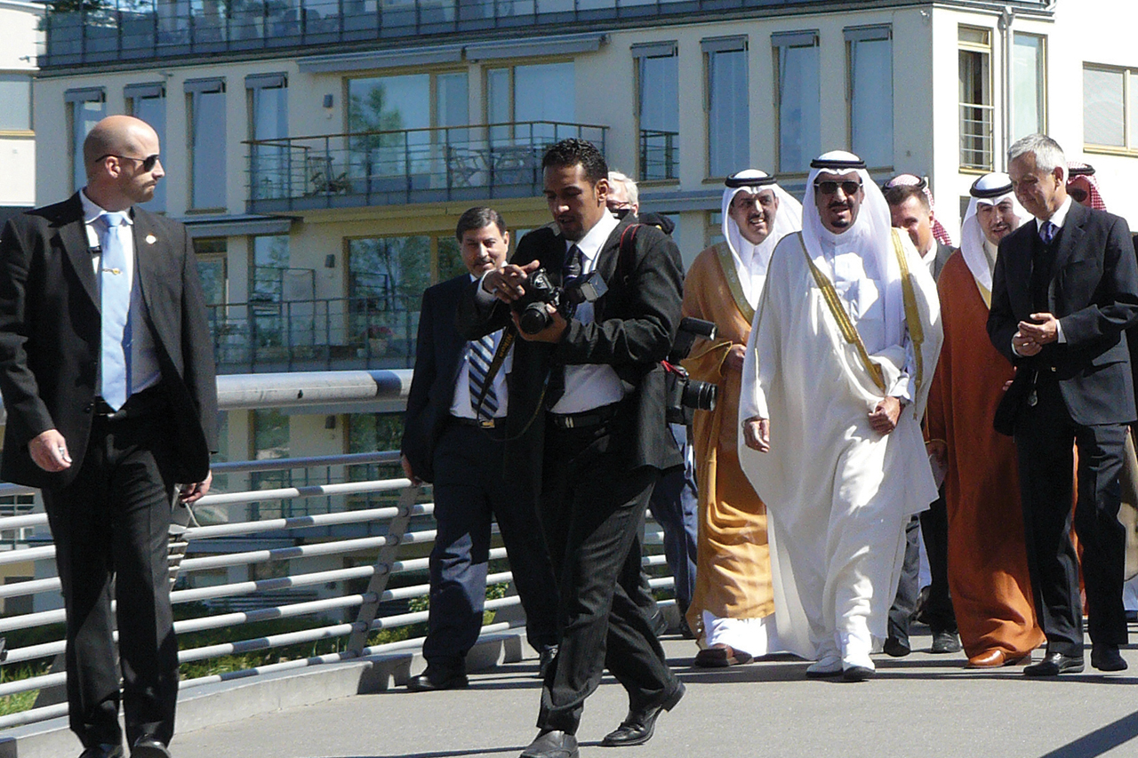 Saudi Arabiens Kung går på Apané bron i hammarby Sjöstad