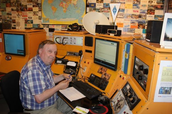 SM0YXI Robert ställde välvilligt upp och visade radiostationen på Tekniska Museet. Foto: Åke/SM7NJD